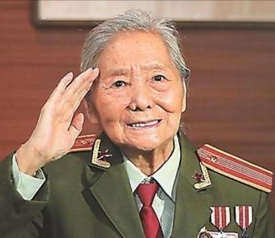 1979年我国女翻译刘禄曾前往美国进行访问，无意间她发现一个美国男人一直盯着自己