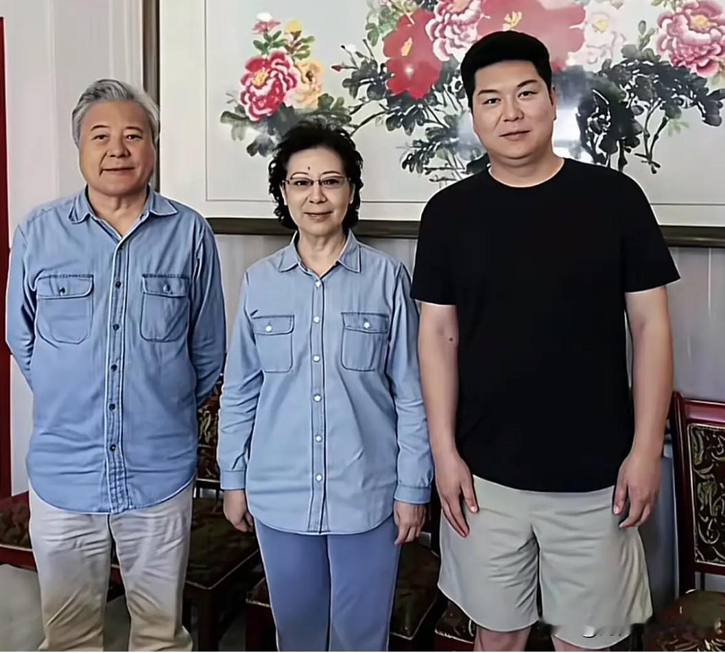 她是著名女中音歌唱家，一曲祝酒歌传遍大江南北，一婚嫁导演，生下儿子（右边），现任
