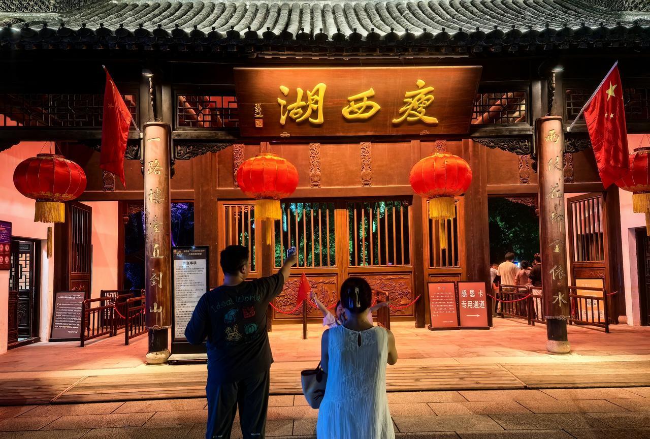 原来，我错怪扬州，错怪瘦西湖了。今年国庆节，我去扬州瘦西湖游览，门票花了100