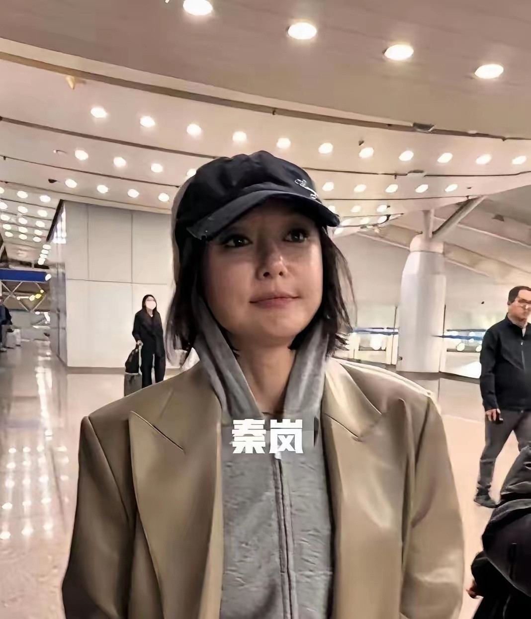 天呐！秦岚这状态反差也太大了，生图和精修完全不一样，路人镜头里差点认不出来。