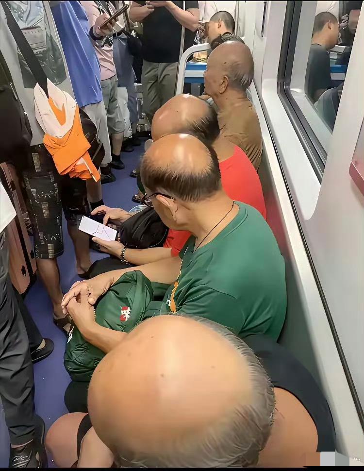 很好奇，为什么秃顶都这么锃光瓦亮呢，像抛光打蜡了一样！人过中年，最怕秃顶。但头