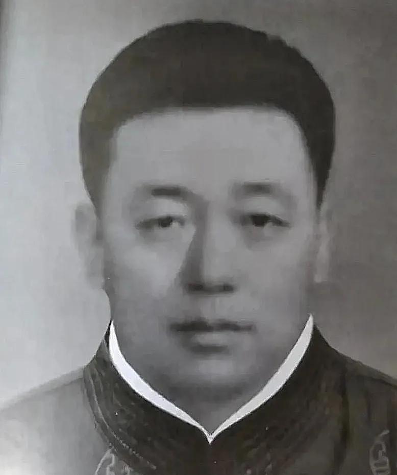 1939年，冀东抗联总司令高志远去开会，萧克对他说：“配枪不错。”他刚把手枪交给