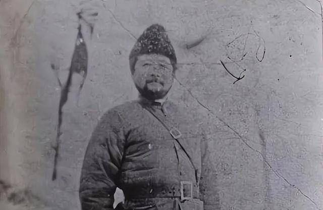 1934年，吉鸿昌就义后，妻子花了8万大洋赎回遗体，哪知回去不久，她就疯了，睡桥