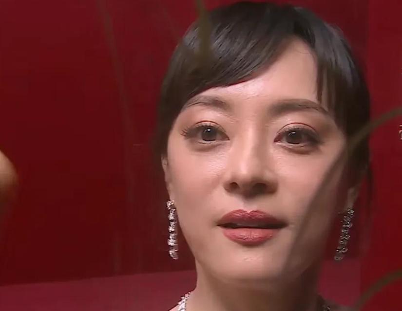你敢相信，离开滤镜后，女明星们长这样，刚结束的盛典上，孙俪脸比脖子还黄，面部崎岖