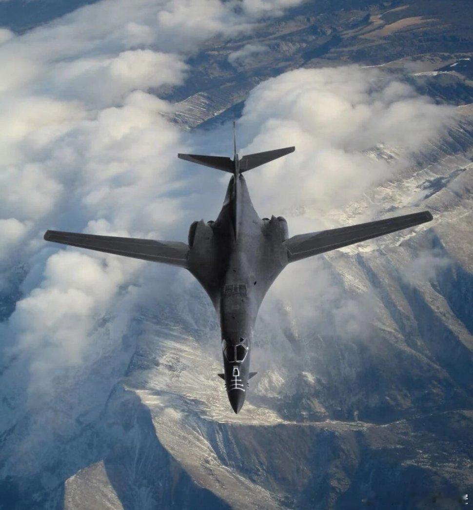 美国“枪骑兵”B-1B可变后掠翼战略轰炸机B-1B轰炸机是美国空军的一型远程、多用途、超声速变后掠翼