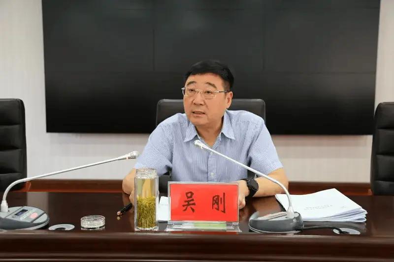 周口市人大常委会原主任吴刚和妻子信阳市原副市长杨淑萍同一月被查，同一月被双开！