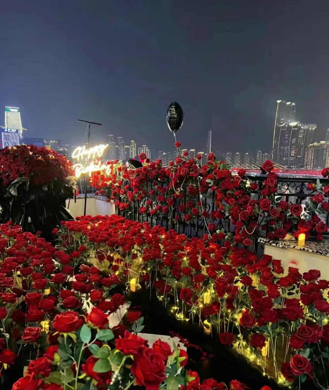 今年520，三个反常现象，折射了新的消费变化！​第一，鲜花罕见降价了。往年52
