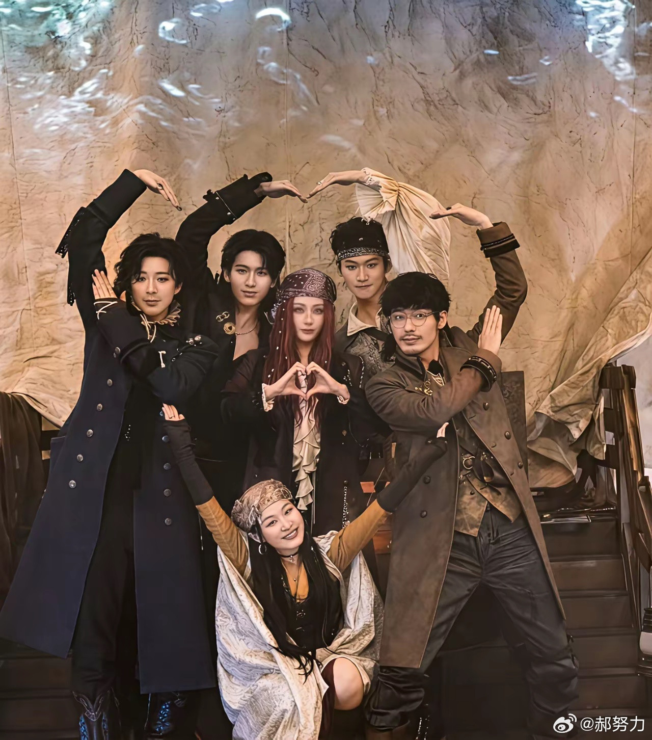 开推4不是原班人马了，好伤心！迪丽热巴退出，丁程鑫加入。据了解热巴因档期冲突退出