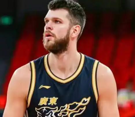 这个成绩球迷是不满意的，广东整体缺乏了竞争力，特别是对阵上海这种争冠球队完全被压