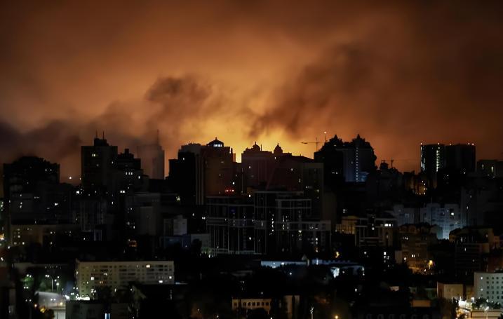 基辅黑暗：饱和攻击下的能源殇基辅黑了，俄军猛炸，之前不是这样，现在变了，所有人