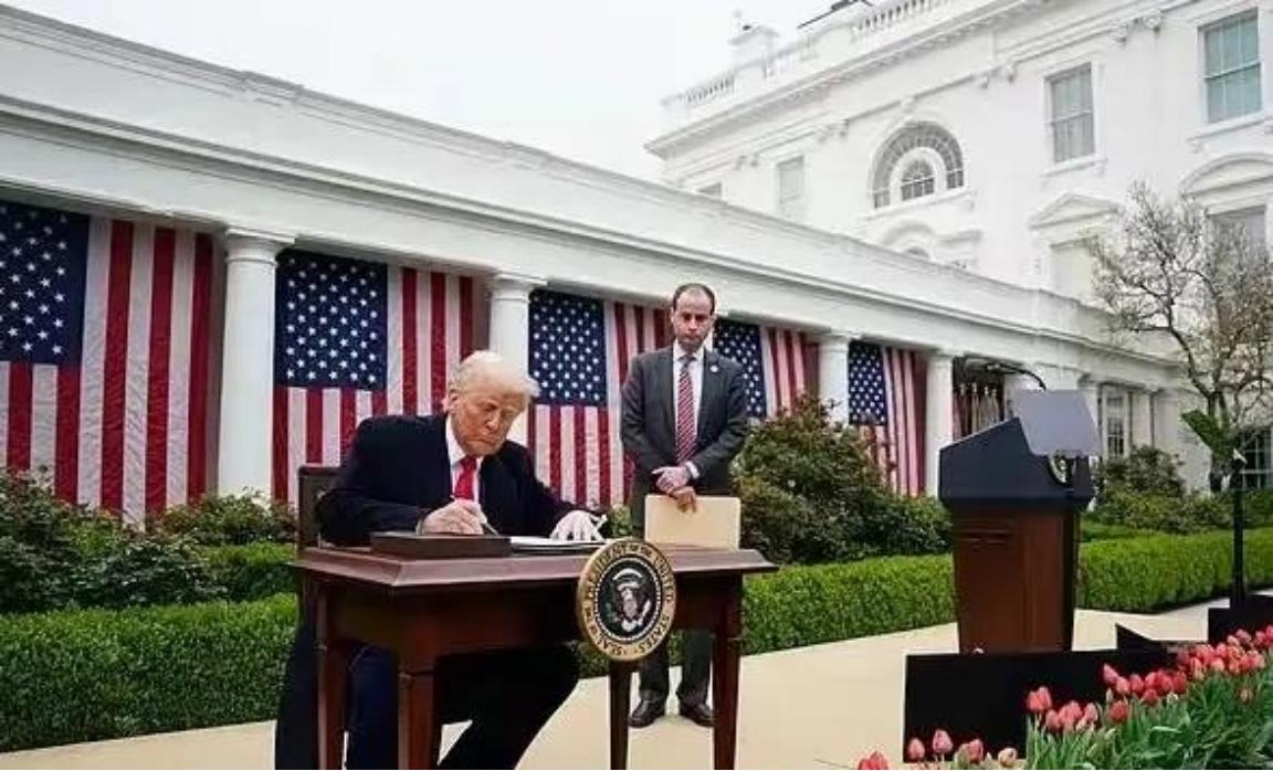 中国为什么不与美方谈关税互免？因为“被蛇咬过两次”。2018年，中美初步达成贸易