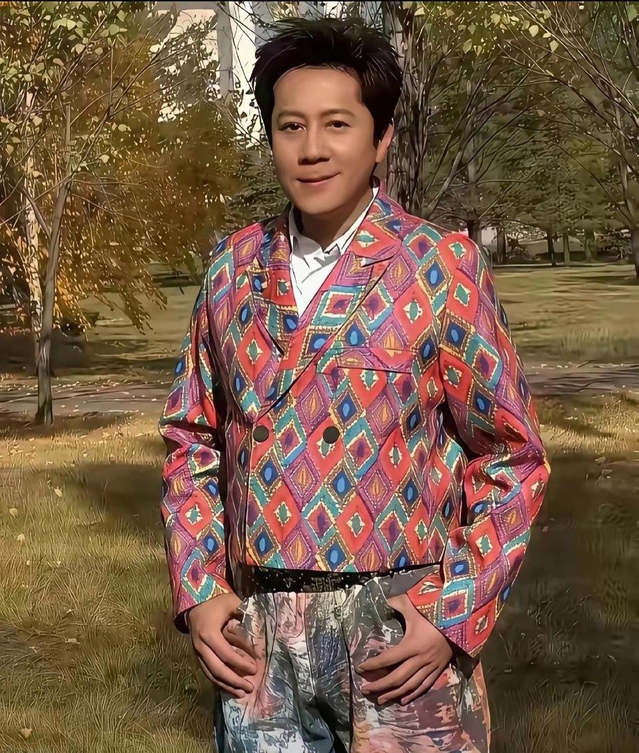 真的佩服蔡国庆，快六十岁的人了怎么还这么喜欢穿花衣服，而且还是上下都花。到底是