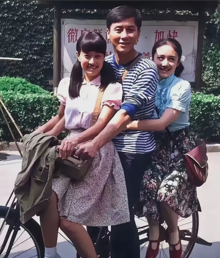 这张合影李晨骑自行车载的两个美女是谁，看着好美，青春靓丽，现在很难见到这样的美女