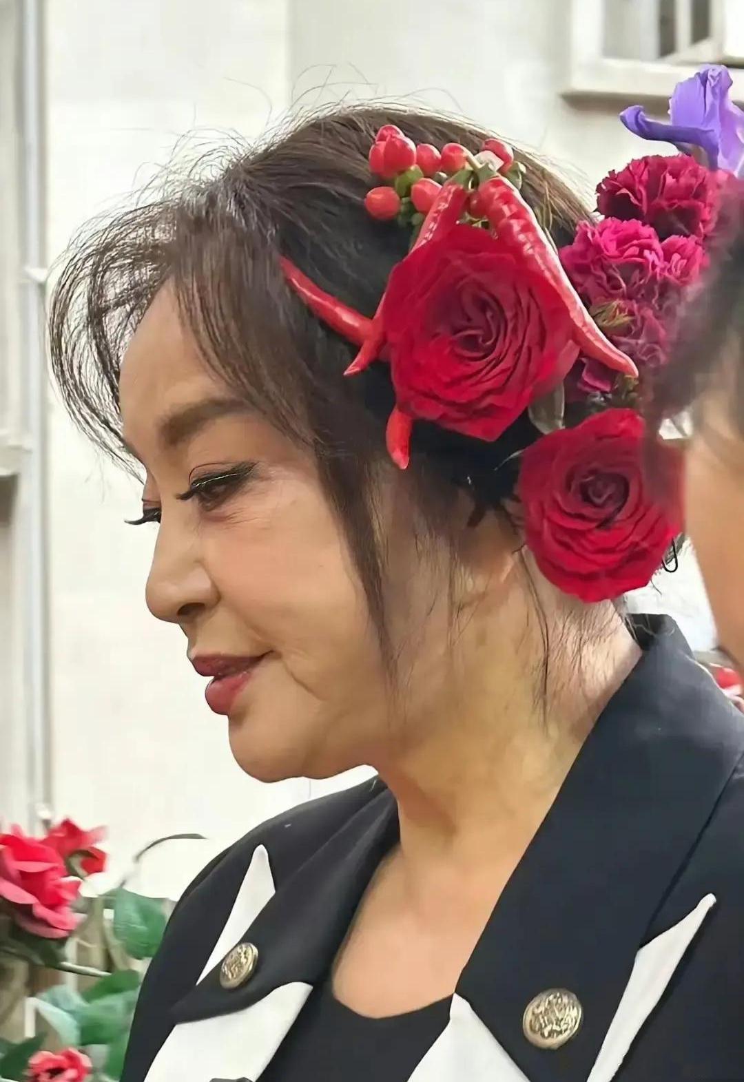 娱乐圈中还有比她更爱美的女星吗？镜头中70多岁的刘晓庆鲜衣盛装，螓首蛾眉，云