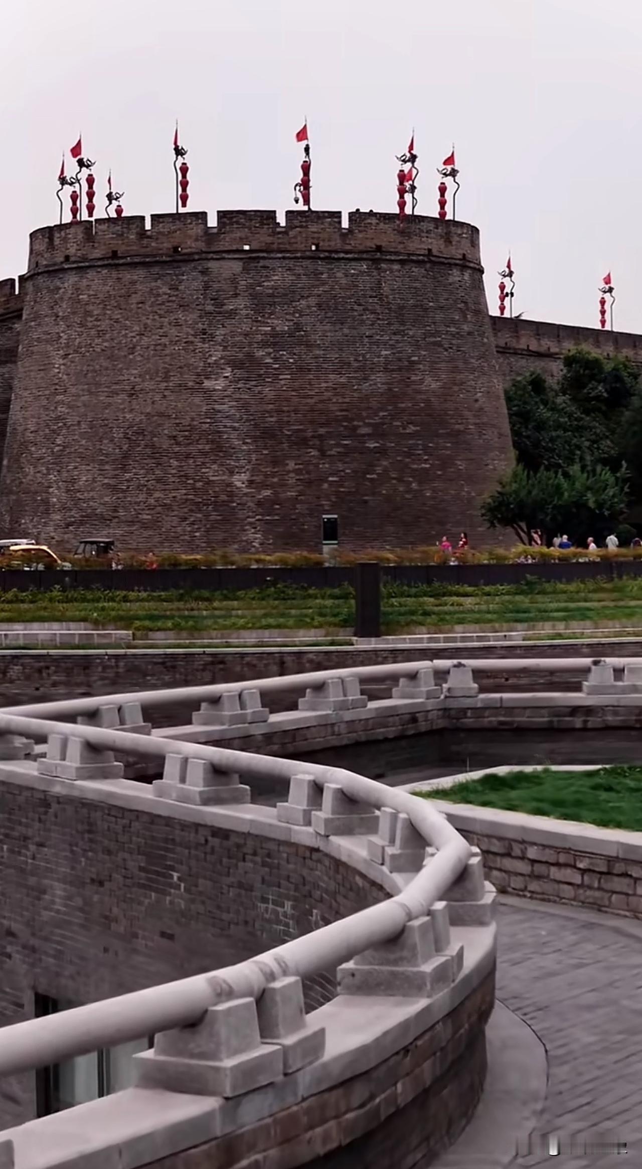 谁知道，西安城墙的这个角，为什么是圆形的？西安的朋友能不能给解释一下？西安旅游
