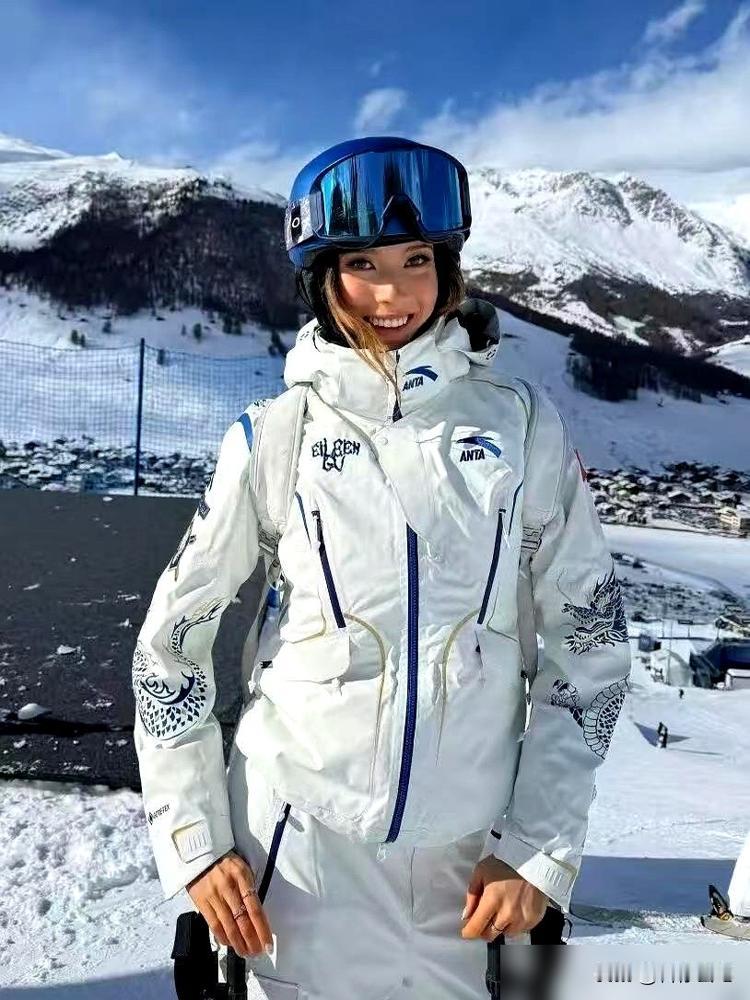 别再只盯着奖牌了，谷爱凌这次在米兰，玩了一票更大的。人家运动员还在往身上印国