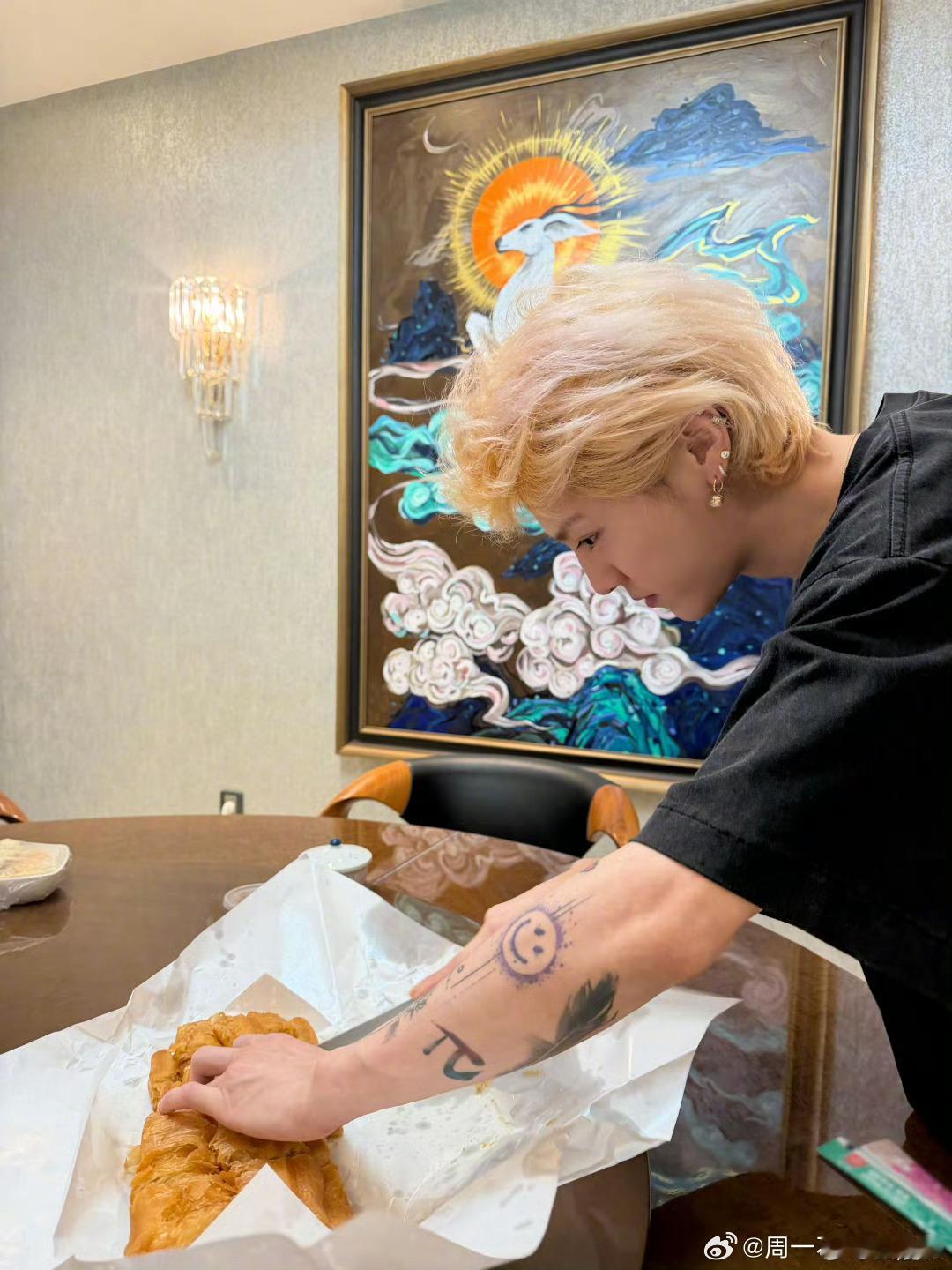 哈哈鹿晗家馒头是被粉丝催生“减肥计划”了吗！晒圆润美照喊着“真不能再吃了”，这波