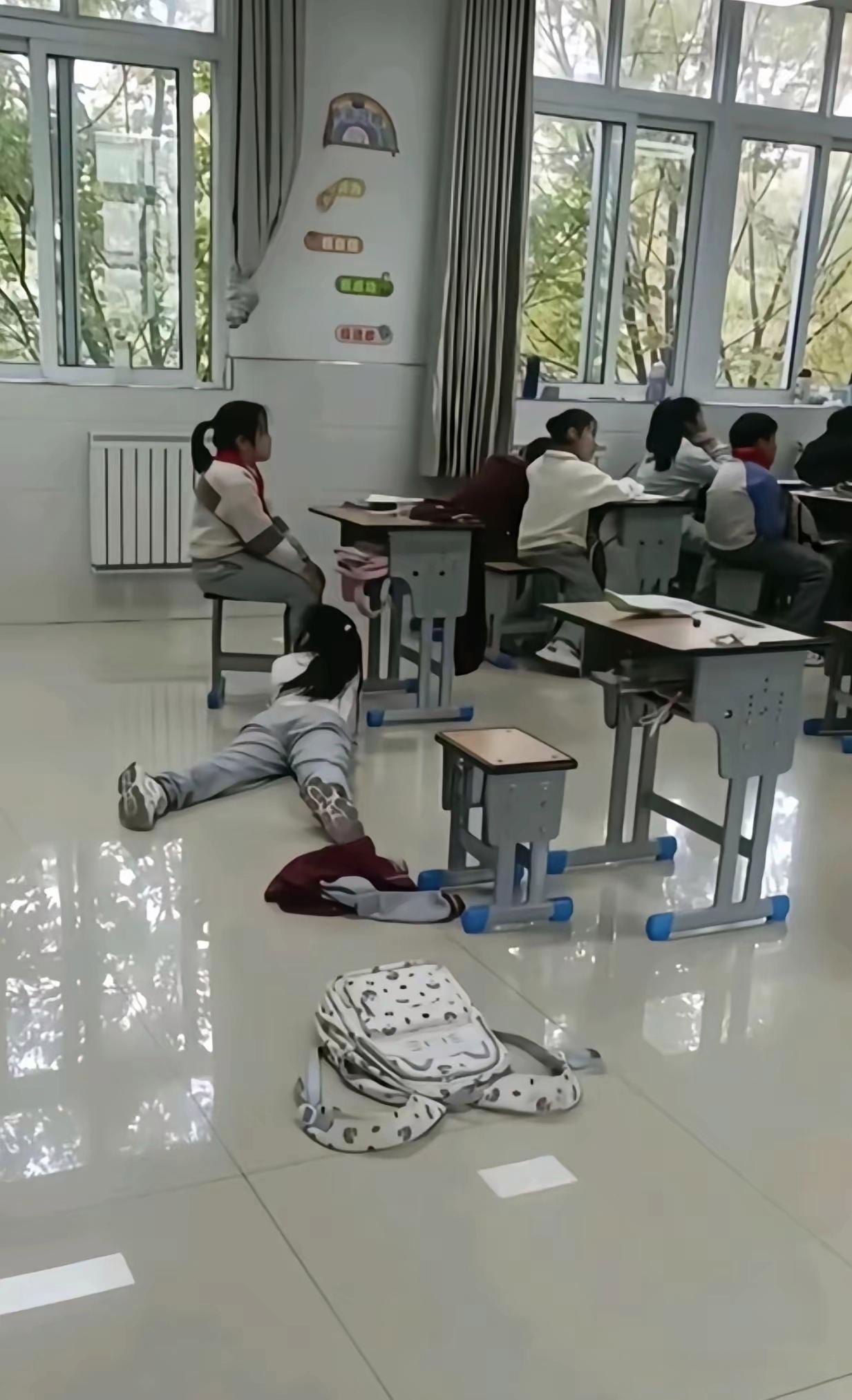 这熊孩子，如果老师进来看到这一幕能是什么样的心情呢[呲牙笑]