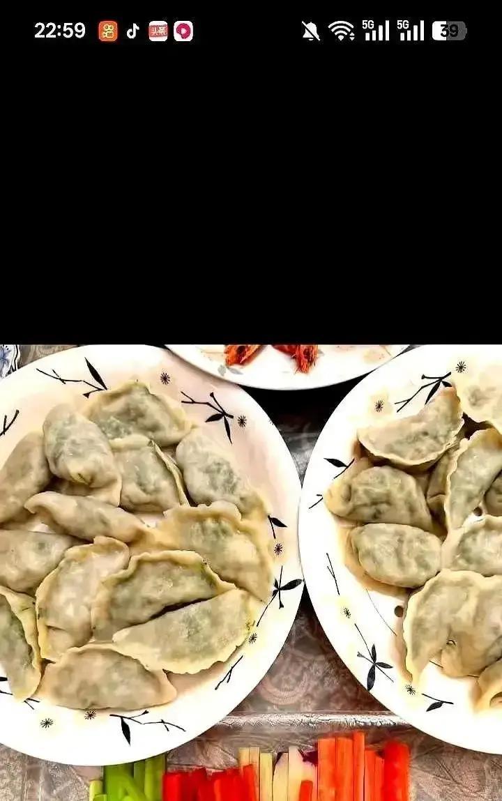 七年没分手，顶流还在牵手鹿晗关晓彤冬至同框，围巾互戴，三小时播放破两千万，