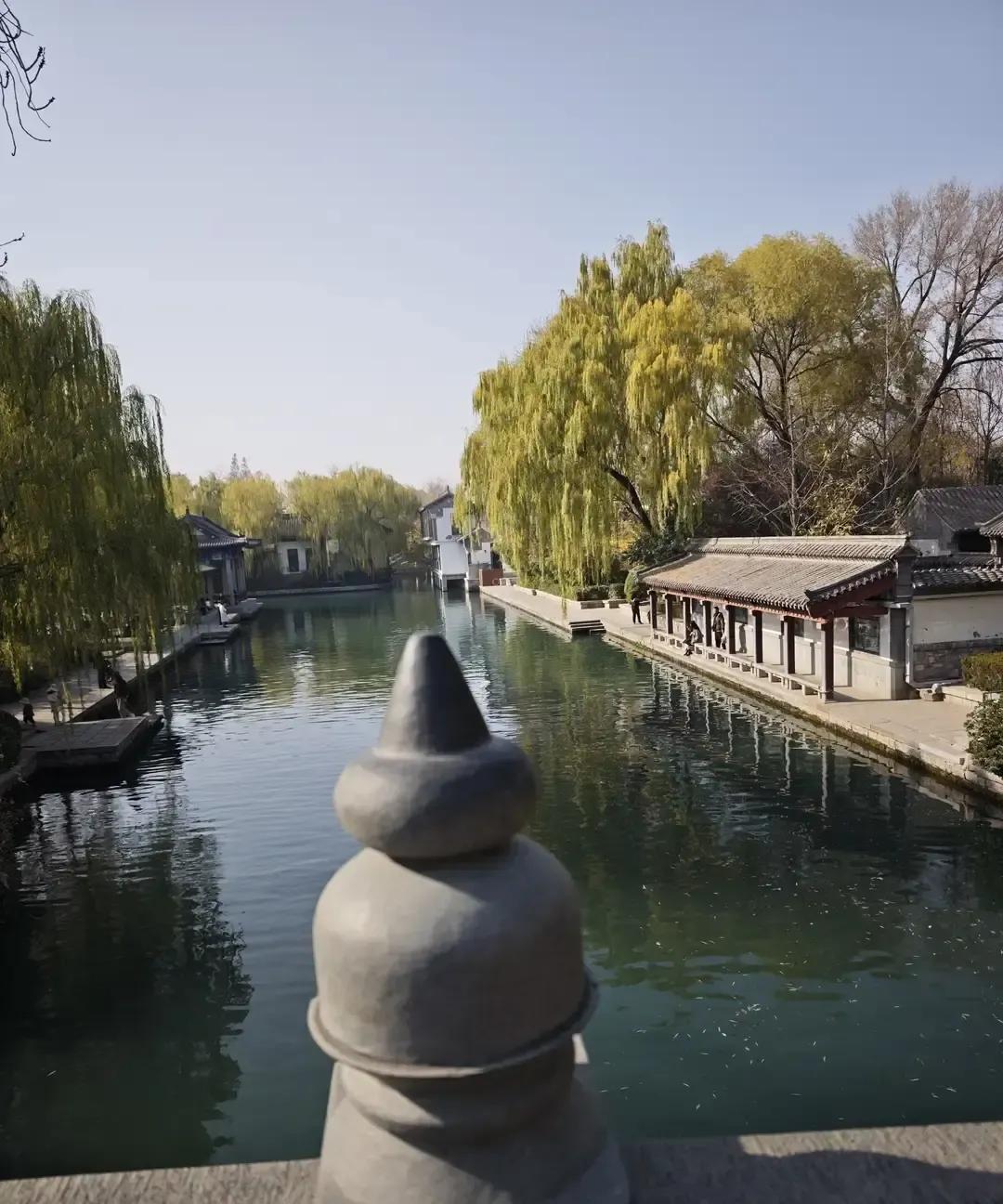 三年前那场公司尾牙我喝到断片。老板举杯一句“男人不醉不算年终”，副陪立刻把白酒