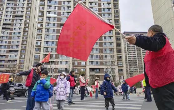 “护学岗”竟成了家长的隐形KPI？最近，湖南一位45岁家长在护学岗执勤时不幸离世