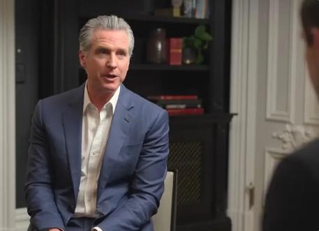 美国州长纽森怒批特朗普和马斯克“自摆乌龙”：放着电车不搞去造机器人，把市场拱手让