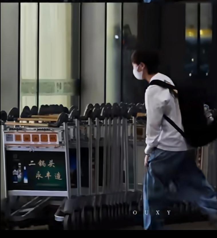 清爽启程！王曼昱奔赴美国大满贯刷到曼昱了，简约白上衣搭配宽松牛仔裤，背着双