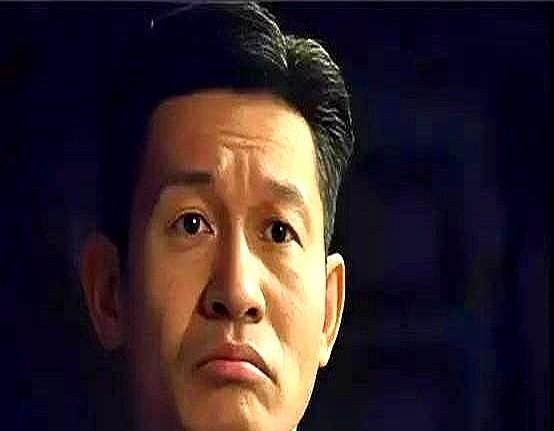 余皑磊不靠脸，不靠热搜，靠演戏把片酬干翻了一倍。他演的坏人，观众不骂，反而追着