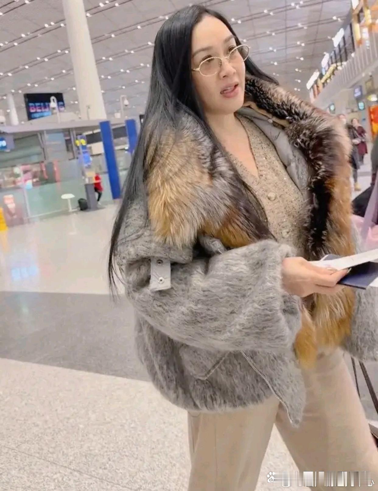 网友在机场碰到钟丽缇，50多岁了，精神头忒足，穿件貂皮大衣，老华贵了，身材棒，