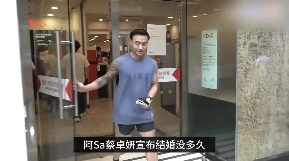 4月28日，蔡卓妍老公林俊贤下午正常去健身房上班被拍到，原来他是花臂男，没戴钻戒