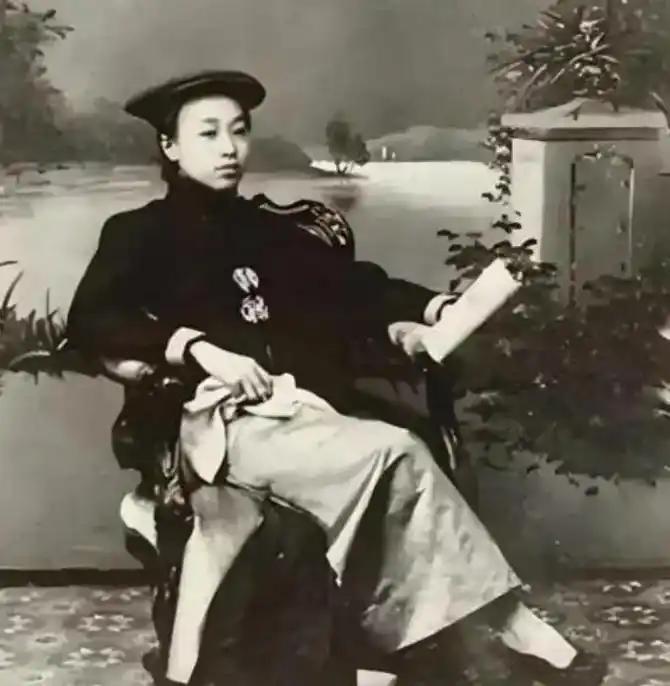 1946年，21岁嫁国军将领为妻，家中多名亲属投身革命；1948年她暗中传递情报
