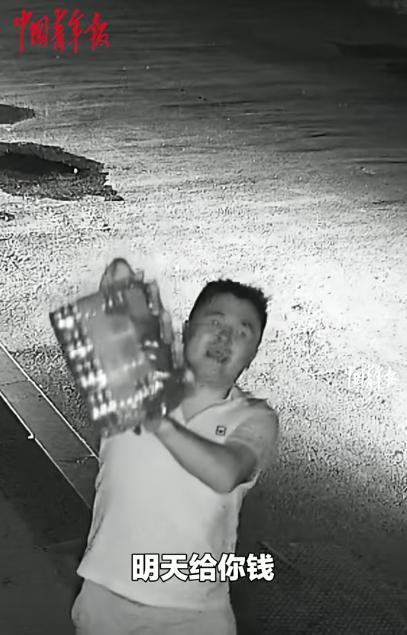 这件事很快传开，引起了不少人讨论。男子自己却觉得没什么：“拿了水，就该付钱，这不