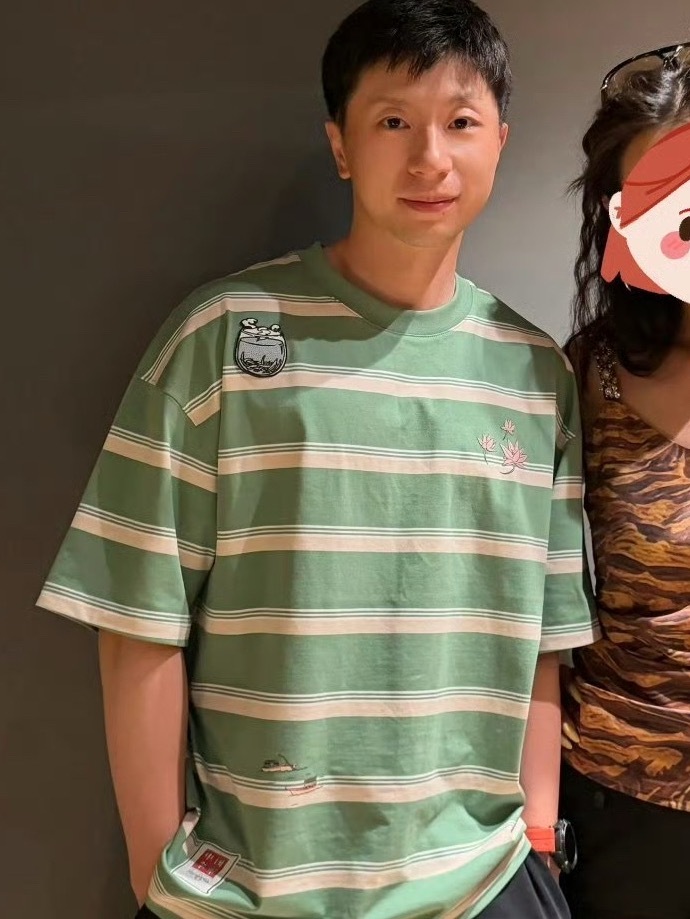 后知后觉地意识到马龙从伦敦回来以后这两次被偶遇真的没戴手串了，还以为是我们脑补的