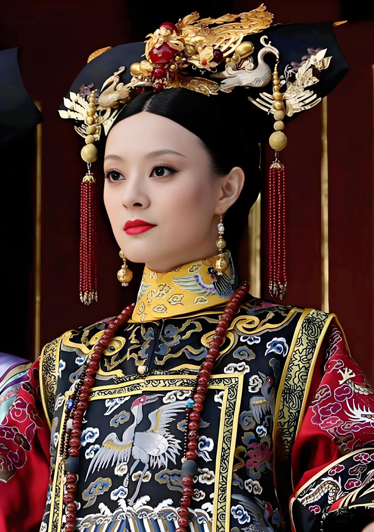 重刷《甄嬛传》，才发现甄嬛和《知否》里的明兰太像了。第一集里，甄嬛被选入宫，
