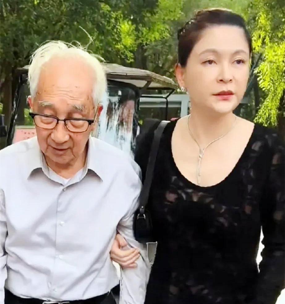 谁懂啊！89岁油画大师靳尚谊和小44岁前妻祁艳的同框真的戳中我了😭这段