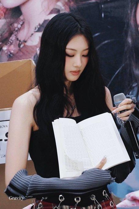 想让李嘉元讲睡前故事😣cr.G_050427​​​