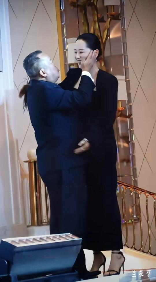 曾老头与海清？这老头坏得很。看图二他抱网红乔妹的神态。曾看过一个视频，女方在
