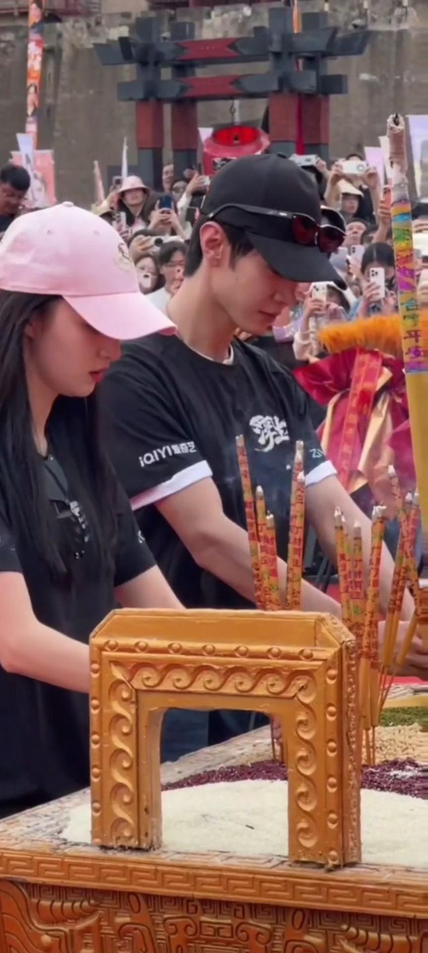 人类少帅和千年树妖同框了不敢想这部的路透会有好看陈哲远王楚然共同敬香陈哲远王楚然