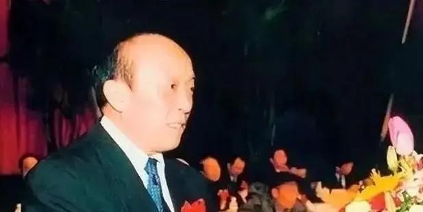 1996年6月。四川省委书记谢世杰，四川省省长宋宝瑞曾经提出一个方案，就是在原