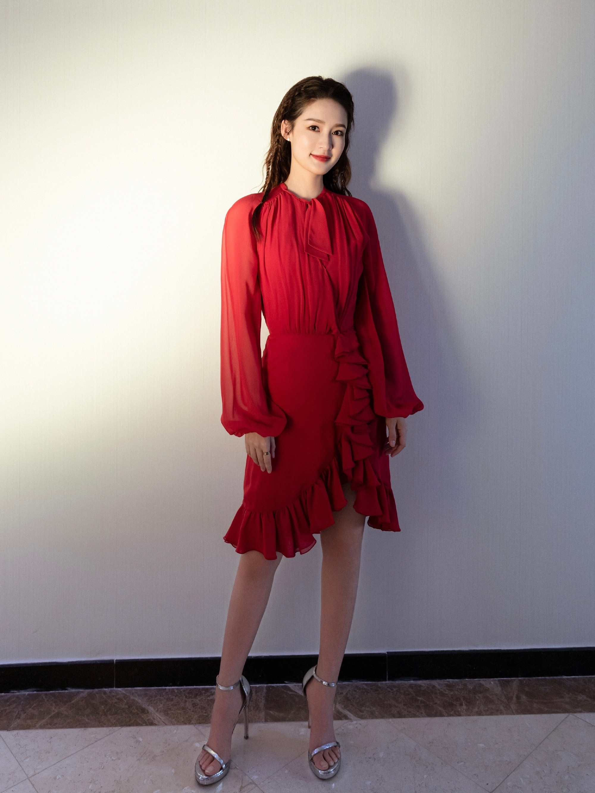 李沁，红裙子的甜美与优雅。李沁