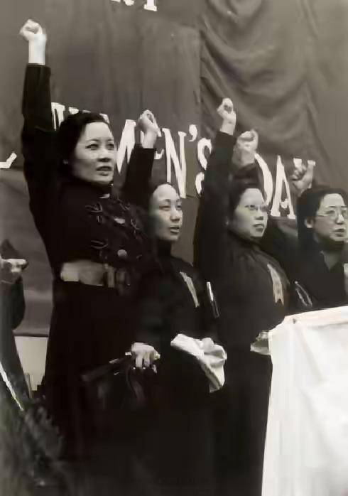 1938年，武汉抗日集会上的宋美龄。没过多久，夫人就去纽约住了别墅。