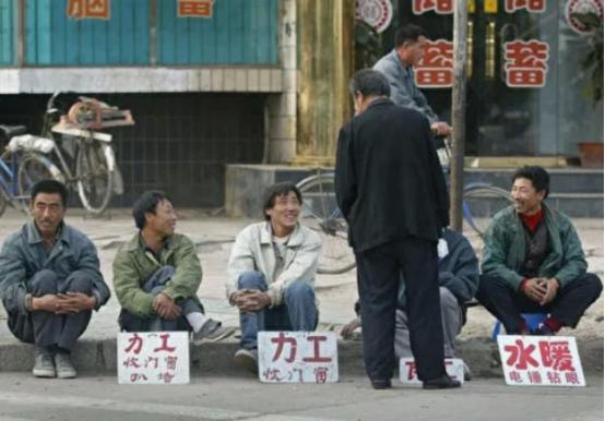 震惊全国的下岗潮，为何发生于90年代？几千万工人无端下岗，被说成人浮于事，偷奸耍