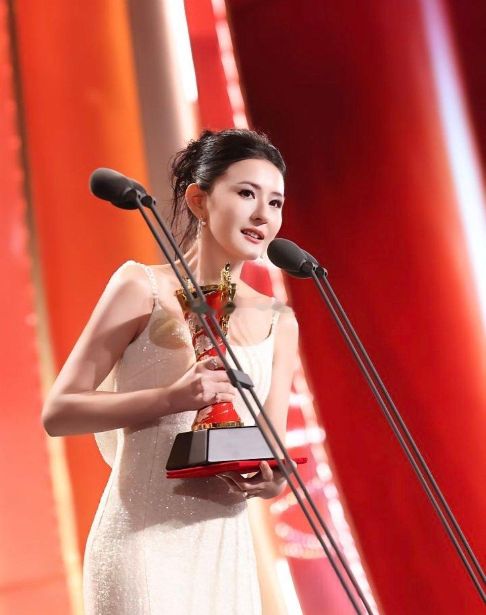 飞天视后突然宣布暂缓拍戏，不是因为抑郁，是“爸妈75了，女儿6岁，我实在顾不过来