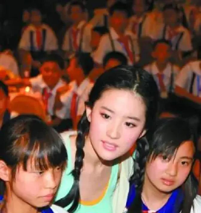 分手消息出来那会儿，很多人都替刘亦菲惋惜。这段从2015年开始的跨国恋，到底