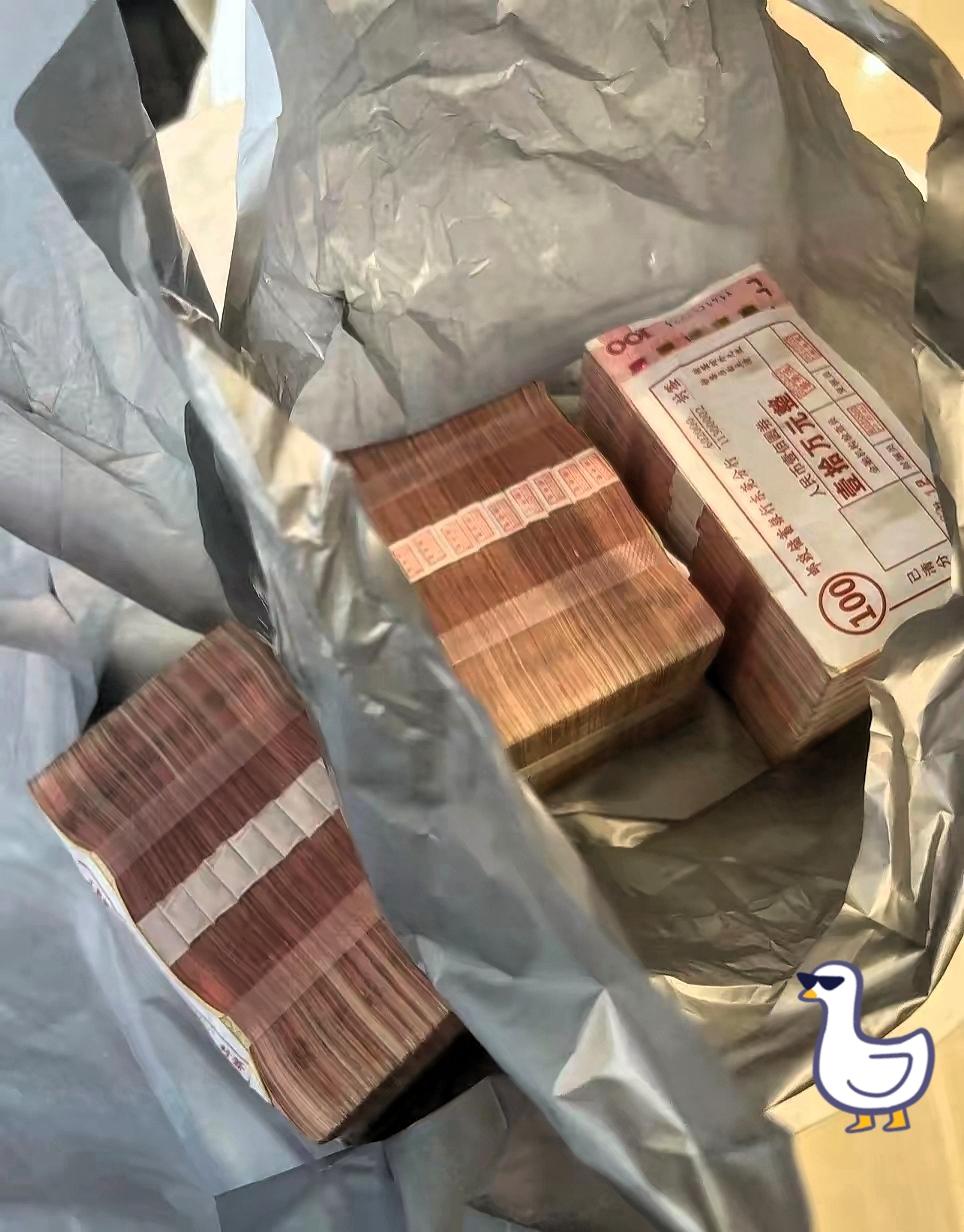 看到各大行的新闻，心里莫名咯噔一下。有人二话不说，直接把存了许久的30万从工