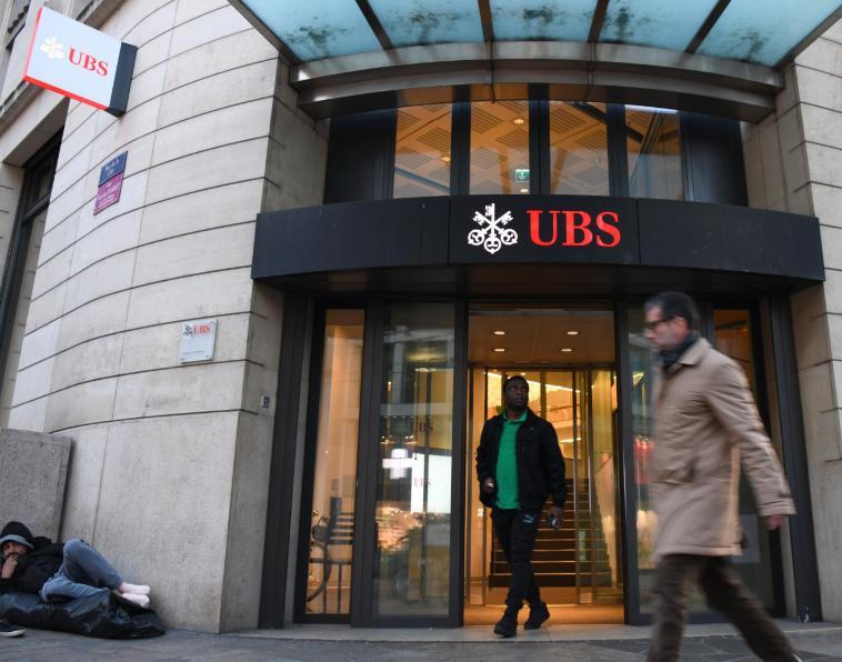 历史开了个玩笑，先倒下的不是乌克兰，却是百年中立的瑞士。以“中立”闻名的