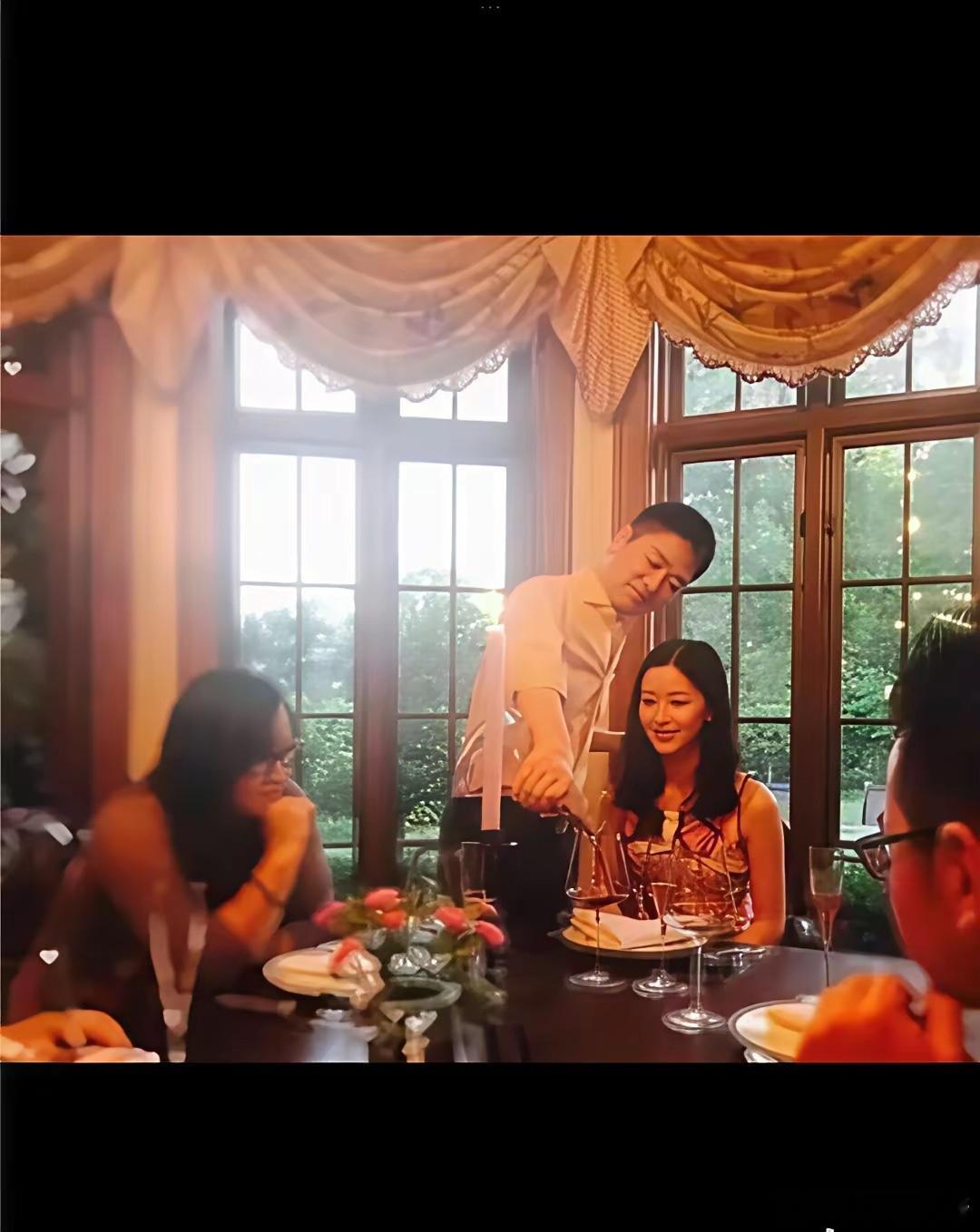 章泽天年纪小的时候，是真的爱过刘强东的，眼神中带着崇拜、自豪和自信的爱。