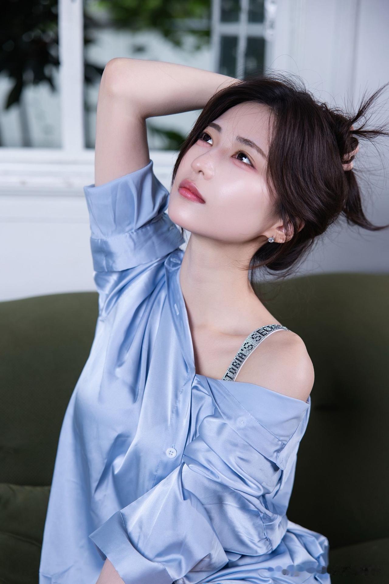 家居美女，素衣雅致，演绎休憩惬意之美！温婉丽人写真家居美人照室内温婉穿搭精
