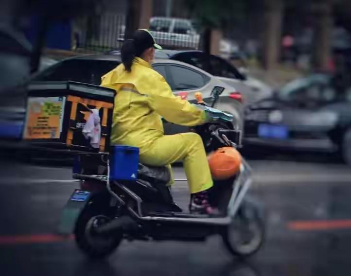 扎心！越来越多女性跑去跑外卖，光鲜背后藏着扎心现实晚高峰的城市道路上，随处