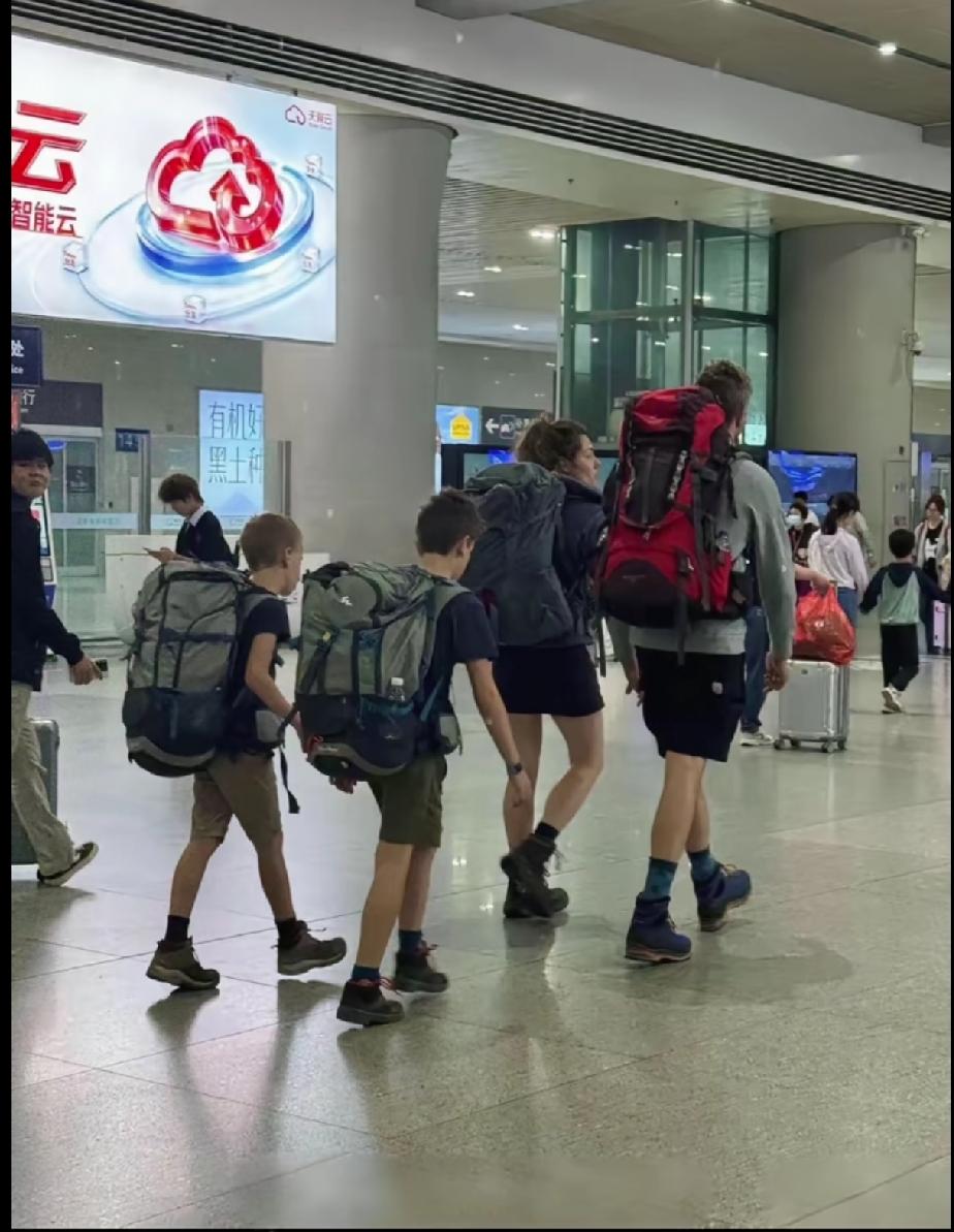 在国内的某个火车站看到了一幕让人好奇的图片，一对外国夫妇带着两个孩子去乘动车，他